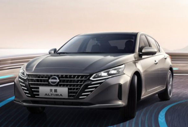 Automatic Nissan Fuel Driven Car with 2.0L Engine Capacity 5 Seats Top Safety Rating